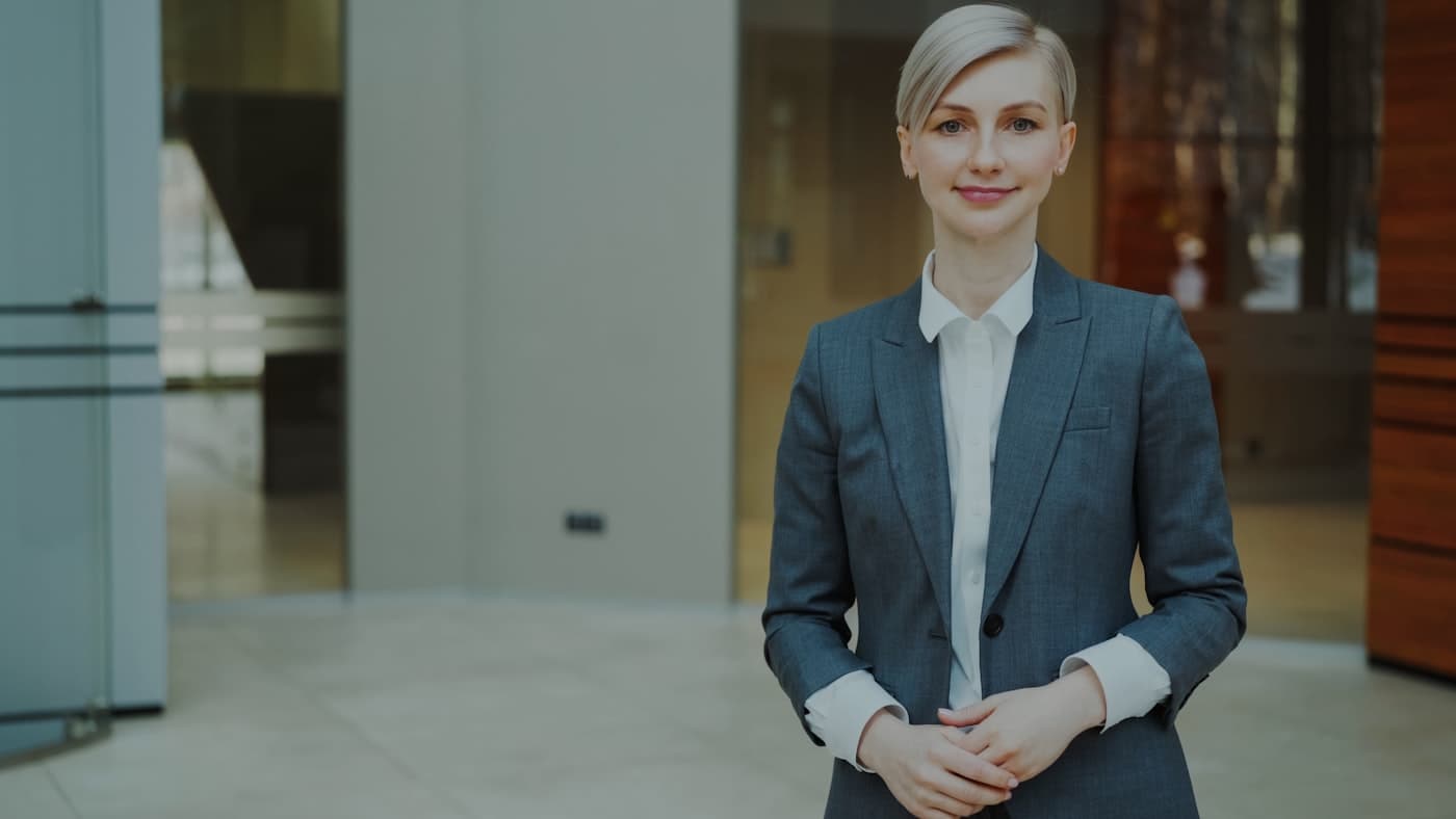 Advogada no lobby de um escritório corporativo